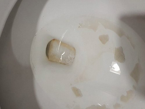 강서구 하수구막힘 배수 상태와 하부장 주변의 누수 여부를 확인하는 장면